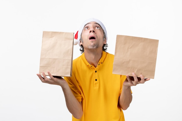 Close Up retrato de mensajero masculino vistiendo gorro de Papá Noel aislado