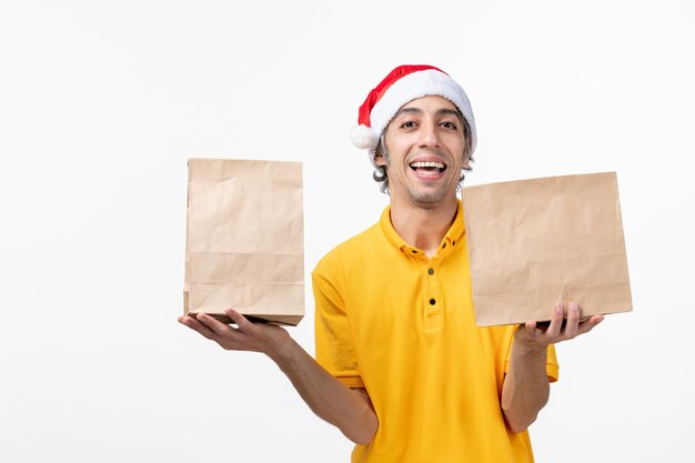 Close Up retrato de mensajero masculino vistiendo gorro de Papá Noel aislado