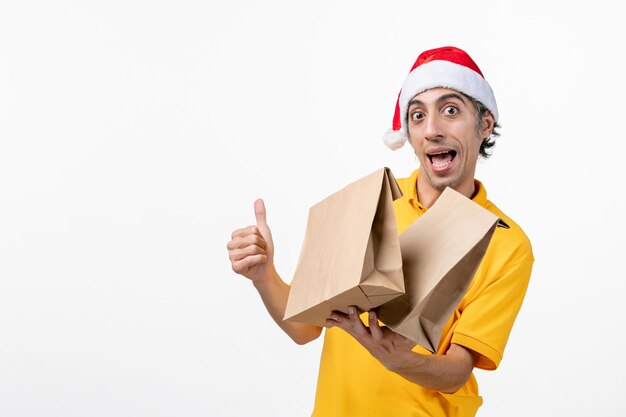 Close Up retrato de mensajero masculino vistiendo gorro de Papá Noel aislado