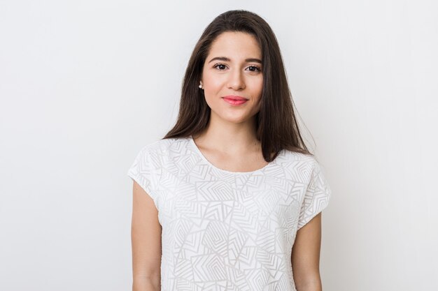 Close Up retrato de mujer bonita joven con estilo sonriendo en camiseta blanca, aspecto aislado, natural, cabello largo y castaño