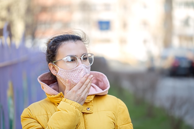 Close up retrato de mujer joven con una máscara durante la pandemia de coronavirus.