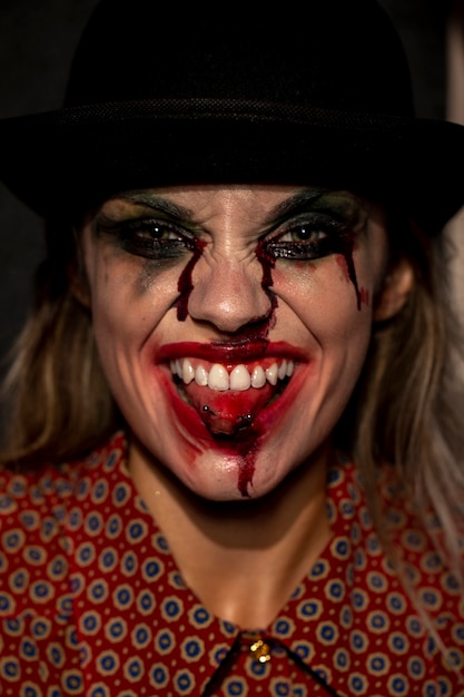 Close-up retrato de mujer payaso sacando la lengua