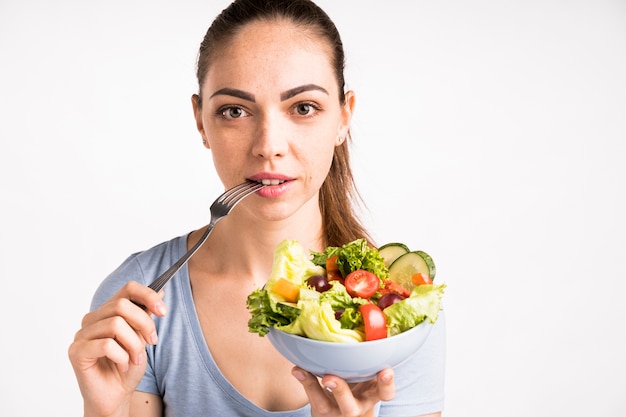 Close-up retrato de mujer sosteniendo una ensalada