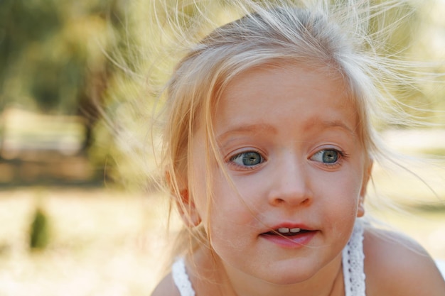 Close Up retrato de una niña rubia en un día de verano