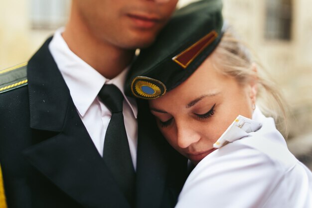 Close-up retrato de la novia en los hombros de los militares