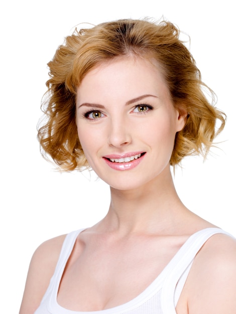 Close-up retrato de sonriente joven bella mujer con pelo corto rubio aislado