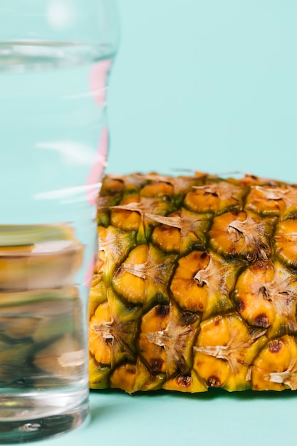 Foto gratuita close-up rodaja de piña con agua