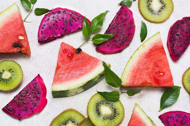 Close-up rodajas de deliciosas frutas exóticas