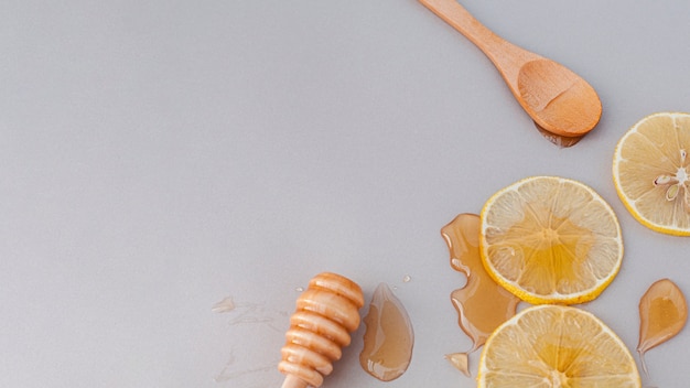Close-up rodajas de limón cubiertas de miel