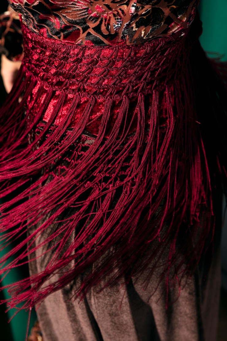 Foto gratuito close-up rojo manila chal flecos