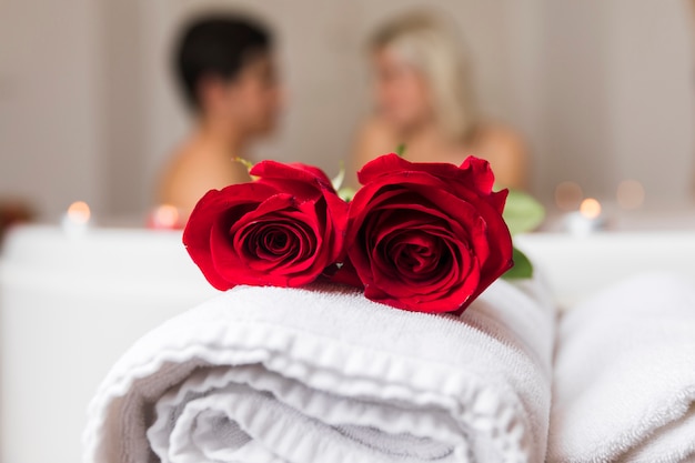 Close-up rosas rojas con pareja defocused