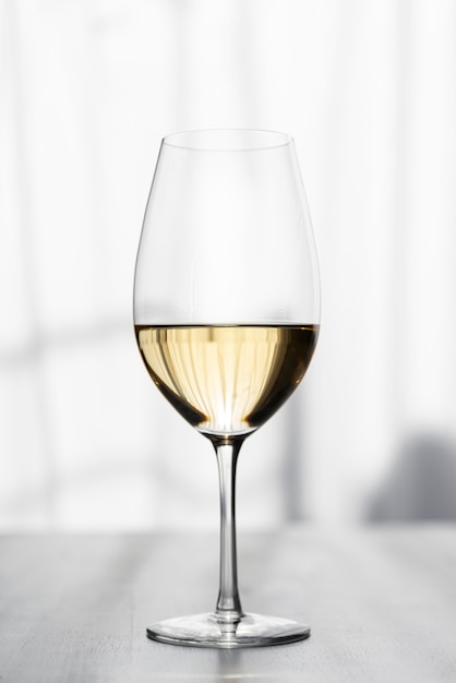 Close-up de sabrosa copa de vino blanco