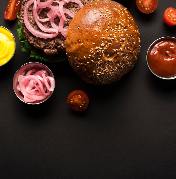 Close-up sabrosa hamburguesa lista para ser servida