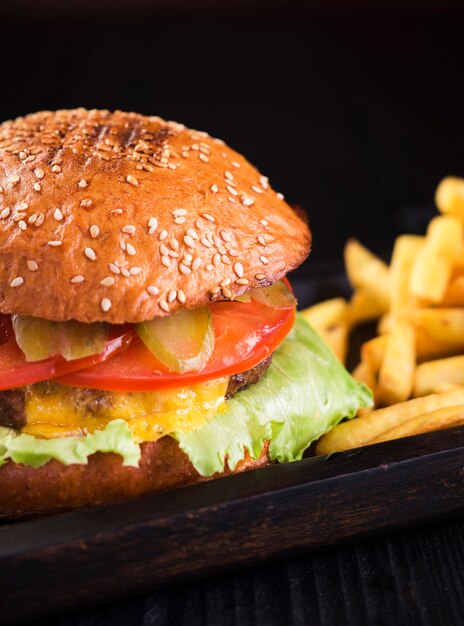 Close-up sabrosa hamburguesa con papas fritas