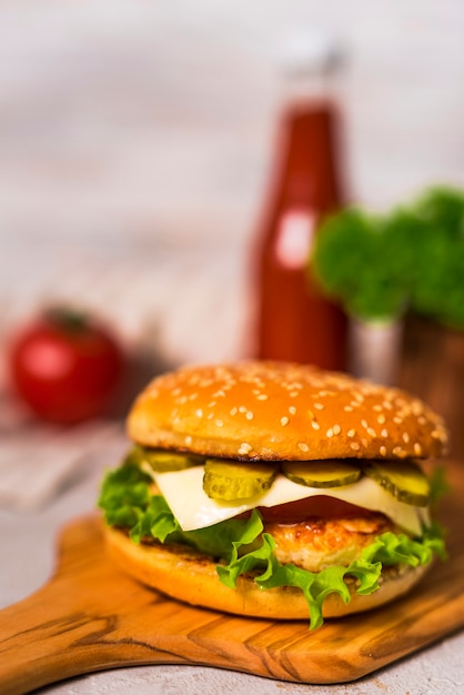 Close-up sabrosa hamburguesa de ternera con lechuga