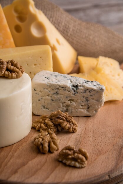 Close-up sabrosa variedad de queso con nueces