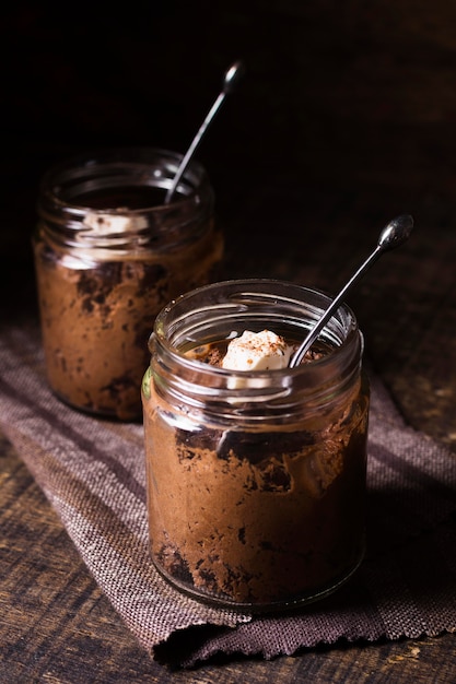 Close-up sabroso mousse de chocolate listo para ser servido