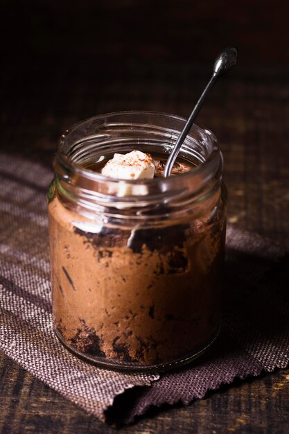 Foto gratuita close-up sabroso mousse de chocolate listo para ser servido