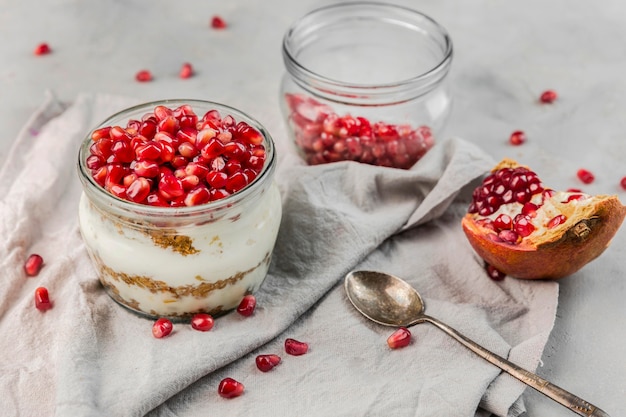Close-up sabroso yogurt con semillas de granada