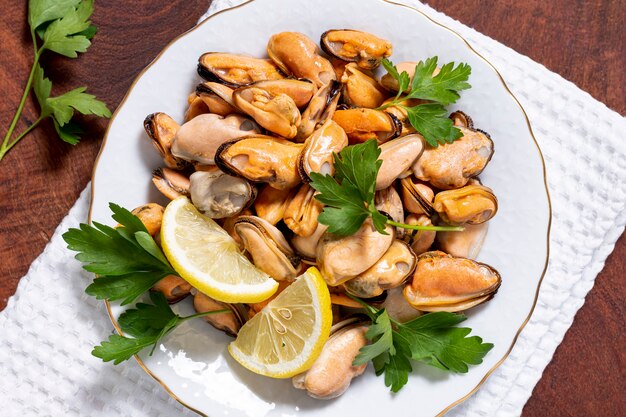 Close-up sabrosos mejillones con perejil en un plato