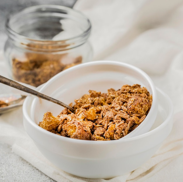 Close-up saludable tazón de desayuno con granola
