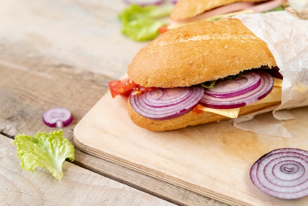 Foto gratuita close-up sandwich en tabla de cortar