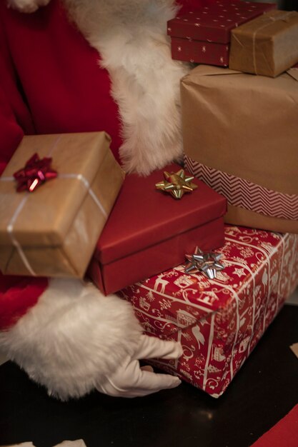 Close-up santa claus con cajas de regalo