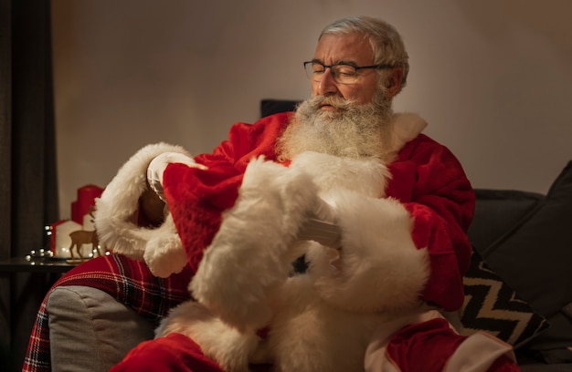 Foto gratuita close-up santa claus con sombrero de navidad