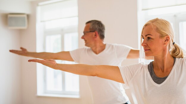 Close-up senior hombre y mujer haciendo fitness