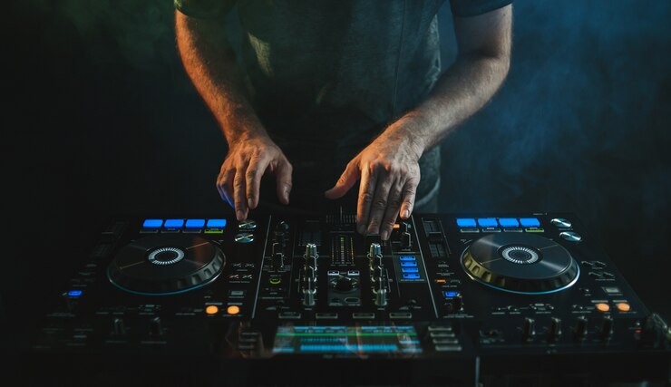 Photo Gratis close-up seorang dj yang bekerja di bawah lampu