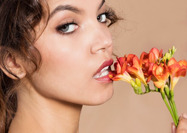Close-up shot joven mujer sosteniendo flores