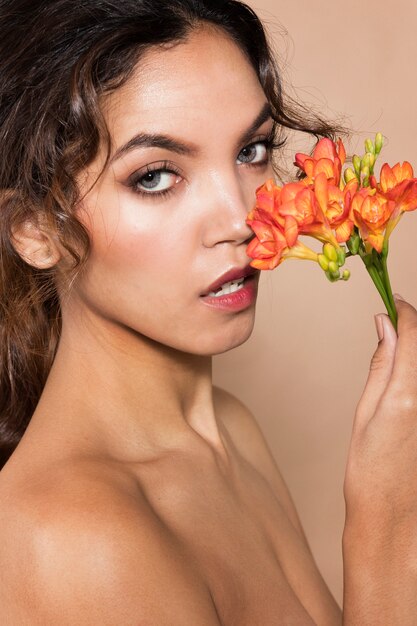 Close-up shot mujer sosteniendo vibran bonitas flores