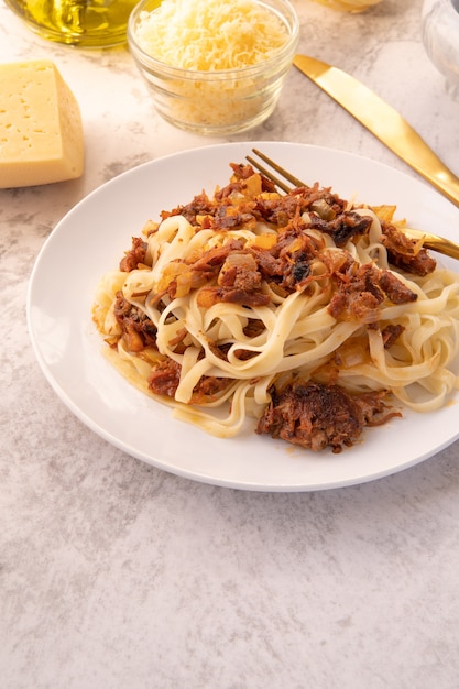 Foto gratuita close-up shot pasta con plato de carne