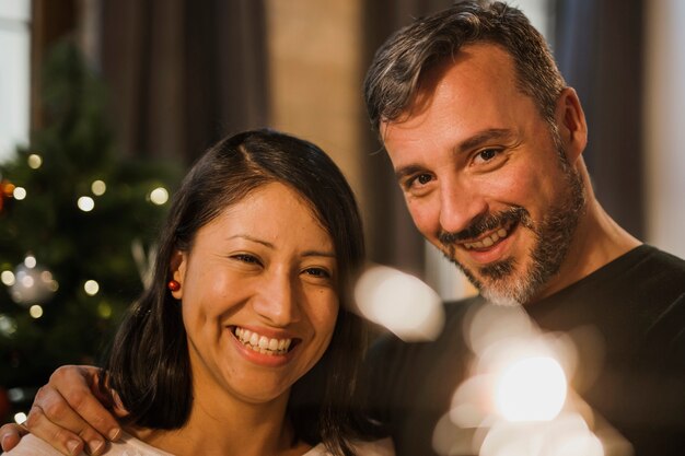 Close-up shot sonriente pareja senior con luz