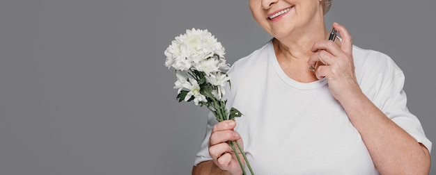 Foto gratuita close-up sonriente mujer sosteniendo perfume