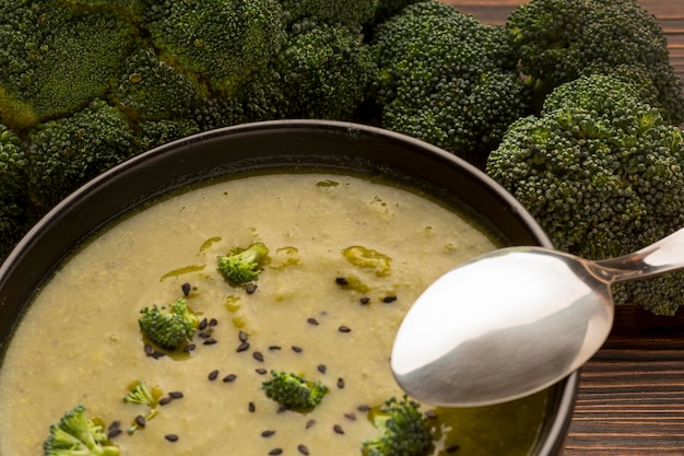 Foto gratuita close-up de sopa de brócoli de invierno en un tazón con cuchara