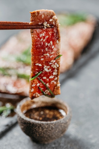 Foto gratuita close-up de surtido de comida japonesa