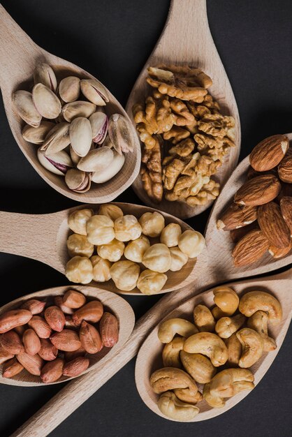 Close-up surtido de nueces en cucharas