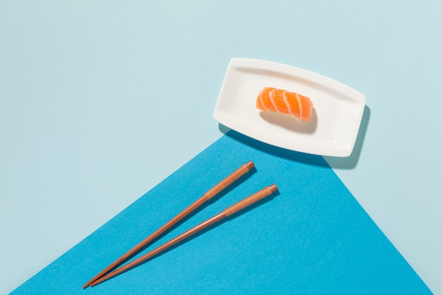 Foto gratuita close-up sushi fresco con palillos sobre la mesa
