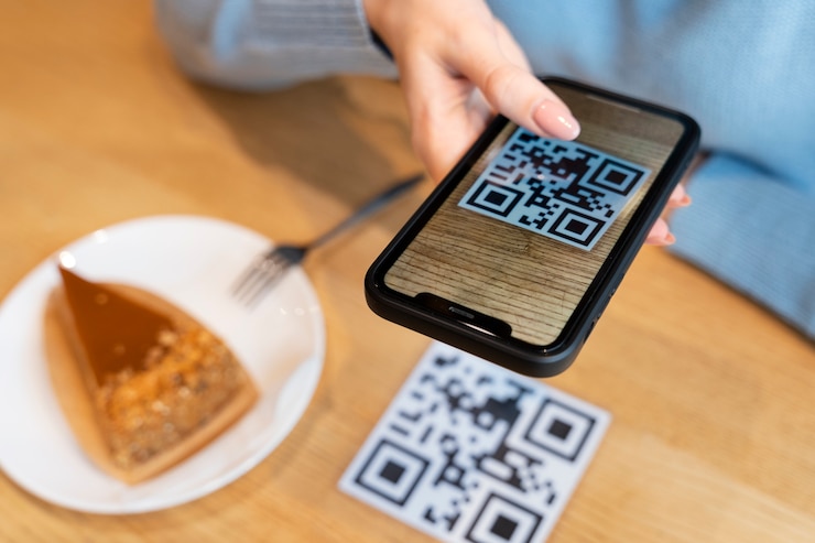 Photo Gratis close up tangan memegang smartphone
