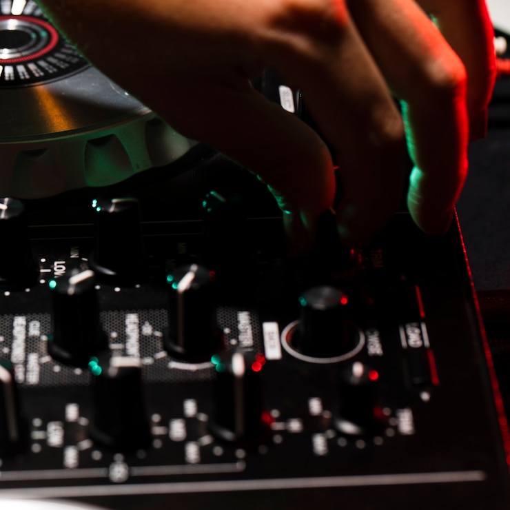 Photo Gratis close-up tangan menyesuaikan konsol dj