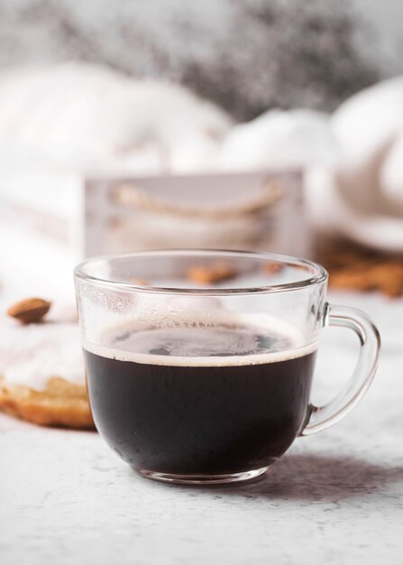 Close-up taza de café con donut