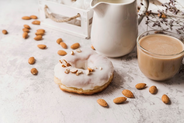 Close-up taza de café con donut