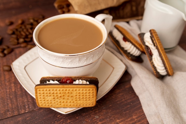 Close-up taza de café con dulces