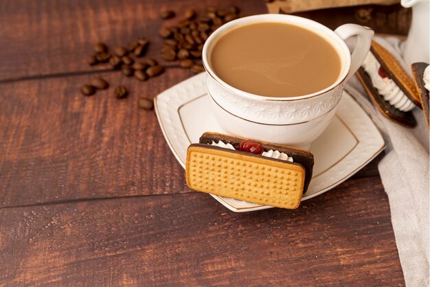 Close-up taza de café con dulces