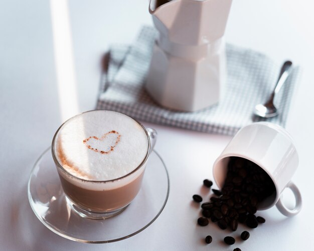 Close-up taza de café con leche con tetera
