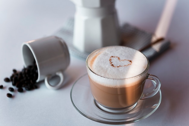 Close-up taza de café con leche con tetera