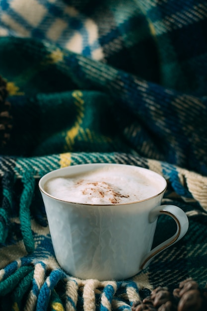 Close-up taza de café con una manta