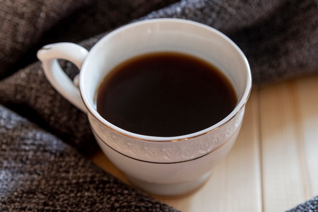 Close-up taza de café con mesa de madera