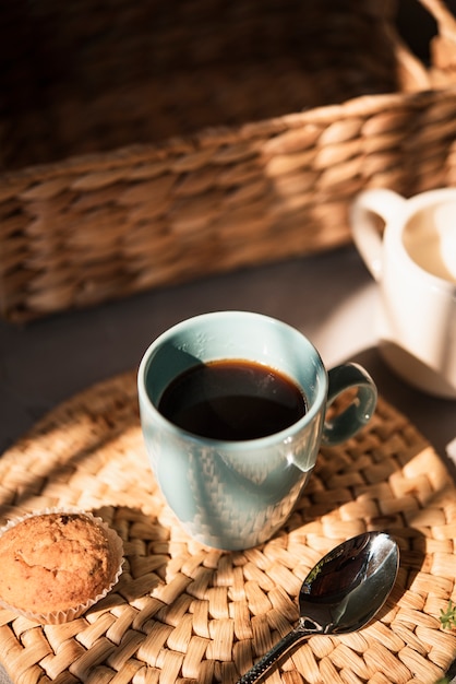 Close-up taza de café con un panecillo